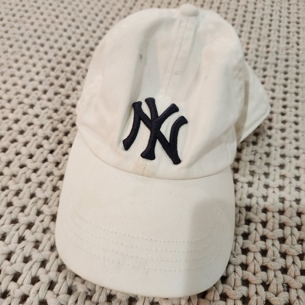 New York Yankees hat (white)